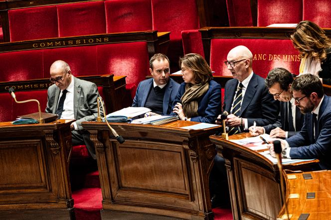 Le premier ministre, Sébastien Lecornu, discute avec la ministre de l’action et des comptes publics, Amélie de Montchalin, à l’Assemblée nationale, à Paris, le 27 janvier 2026.