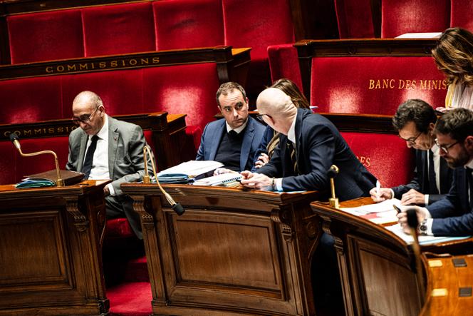 Le premier ministre, Sébastien Lecornu, discute avec le ministre de l’économie, des finances et de la souveraineté industrielle, énergétique et numérique, Roland Lescure, à l’Assemblée nationale, le 27 janvier 2026.
