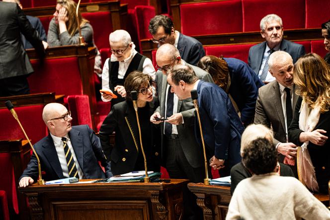 O Primeiro-Ministro, Sébastien Lecornu, discute com a Ministra da Cultura, Rachida Dati, antes do início da sessão de perguntas ao governo, na Assembleia Nacional, em Paris, 27 de janeiro de 2026.