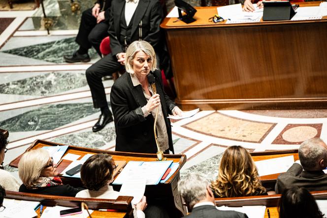 A Ministra da Saúde, da Família, da Autonomia e das Pessoas com Deficiência, Stéphanie Rist, durante a sessão de perguntas ao governo, na Assembleia Nacional, em Paris, 27 de janeiro de 2026.
