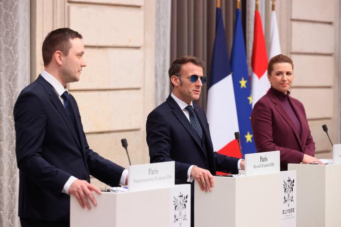 Jens-Frederik Nielsen, primeiro-ministro da Groenlândia, Emmanuel Macron, presidente francês, e Mette Frederiksen, primeira-ministra dinamarquesa, em Paris, 28 de janeiro de 2026.