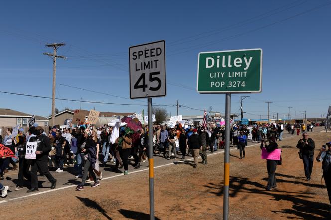 Des manifestants se dirigent vers le centre de détention des immigrants, où sont détenus Adrian Conejo et son fils de 5 ans, Liam, à Dilley (Texas, Etats-Unis), le 28 janvier 2026.