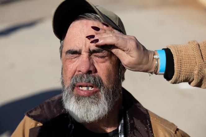 Un manifestant est secouru après que les forces de l’ordre ont utilisé une grenade lacrymogène, lors d’une manifestation à Dilley (Texas, Etats-Unis), le 28 janvier 2026.