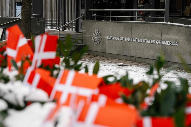 Des drapeaux danois sont posés devant l’ambassade des Etats-Unis, à Copenhague (Danemark), le 28&nbsp;janvier 2026.