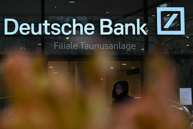 Un passant devant le siège de la Deutsche Bank, à Francfort, le 28&nbsp;janvier&nbsp;2028.