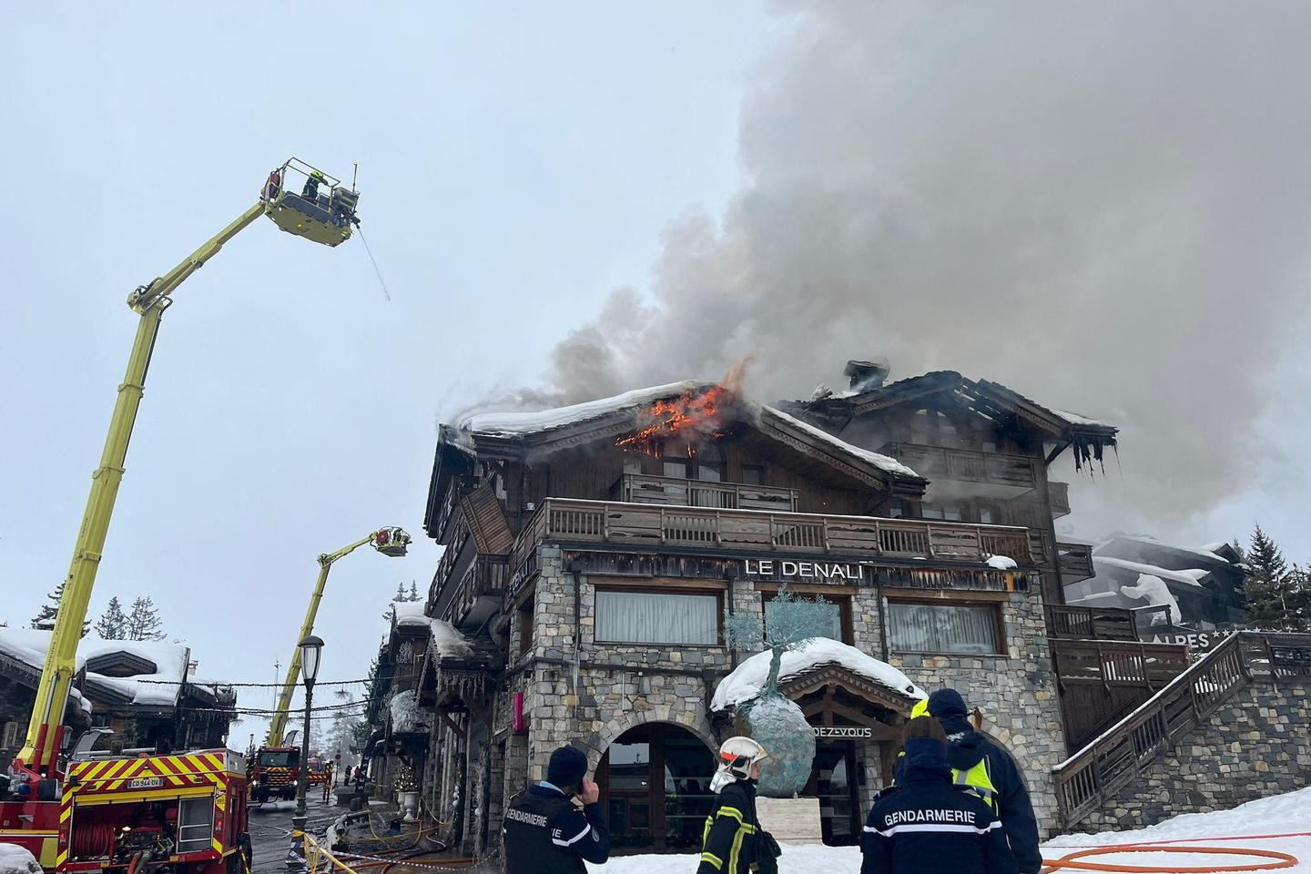 Incendie à Courchevel : ce que l’on sait d’un feu « très compliqué à traiter »
