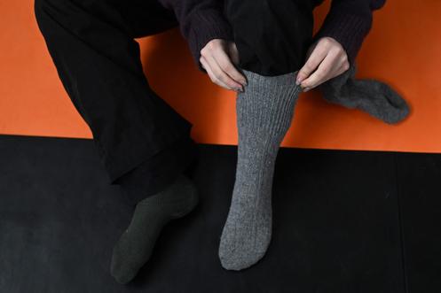Une danseuse de la compagnie Baza.Art People enfile une deuxième paire de chaussettes lors d’une répétition, dans un studio de danse non chauffé de Kiev, le 29 janvier 2026.