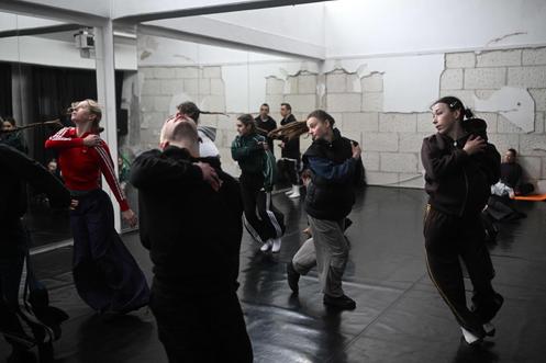 Des danseurs de la compagnie Baza.Art People répètent un ballet contemporain dans un studio de danse non chauffé, à Kiev, le 29 janvier 2026.