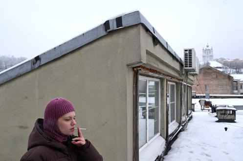 Une danseuse de la compagnie Baza. Art People, sur le toit d’un studio de danse non chauffé, à Kiev, le 29 janvier 2026.