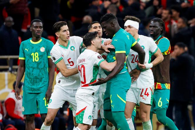 Altercation entre des joueurs sénégalais et marocains lors de la finale de la Coupe d’Afrique des nations (CAN) au stade Prince Moulay-Abdellah de Rabat, le 18 janvier 2026.