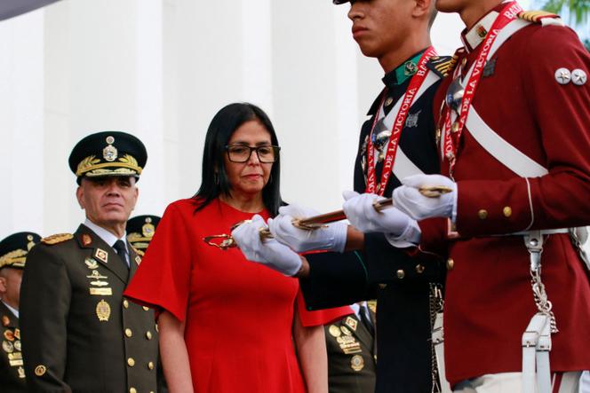 Delcy Rodriguez, la présidente du Venezuela par intérim, reçoit les insignes de commandante en chef des forces armées lors d’une cérémonie militaire, au Fort Tiuna, à Caracas, le 28 janvier 2026.
