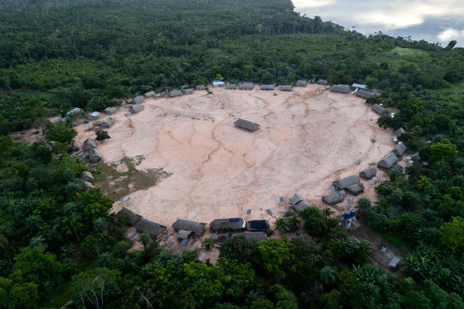 Vue aérienne du village de Metuktire, dans la forêt amazonienne de l’Etat du Mato Grosso, au Brésil, le 22 mars 2025. Metuktire, où réside le chef indigène le plus influent du Brésil, Raoni Metutkire, est depuis des décennies au cœur d’une lutte fructueuse contre la déforestation dans une région dévastée par l’exploitation minière illégale et d’autres crimes contre la forêt tropicale.