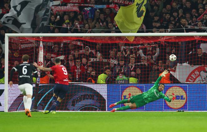 Olivier Gioud inscrit sur pénalty le but de la victoire de Lille face à Fribourg, au stade Pierre-Mauroy, à Villeneuve-d’Ascq (Nord), le 29&nbsp;janvier&nbsp;2026.