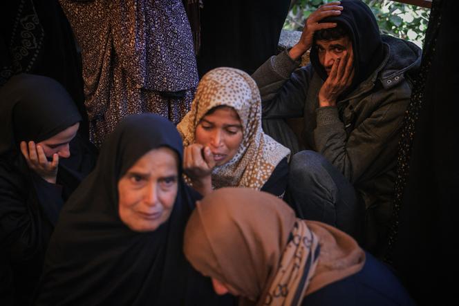 Parentes e amigos lamentam a morte de um palestino de 19 anos depois que seus restos mortais chegaram ao Hospital Nasser em Khan Yunis, Faixa de Gaza, em 29 de janeiro de 2026.