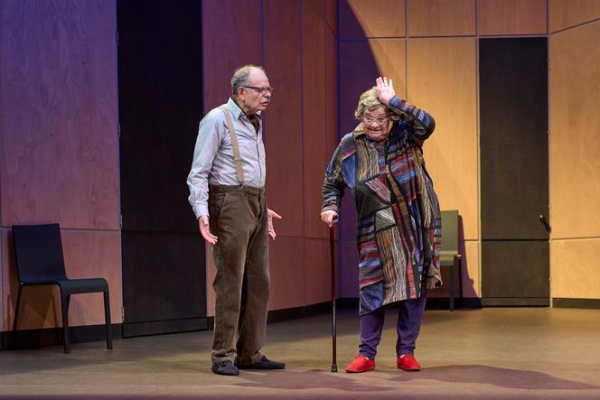 Jean-Pierre Darroussin et Christine Murillo dans « Dans le couloir », de Jean-Claude Grumberg, mis en scène par Charles Tordjman, au Théâtre Hébertot, à Paris, le 23 janvier 2026.