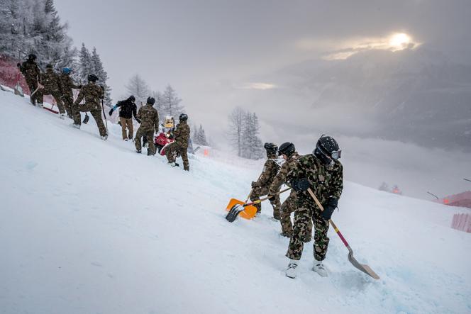 Des soldats de l’armée suisse préparent une piste de ski avant la dernière séance d’entraînement pour une épreuve de descente de la Coupe du monde de ski alpin féminin, à Crans-Montana (Suisse), le 29 janvier 2026.