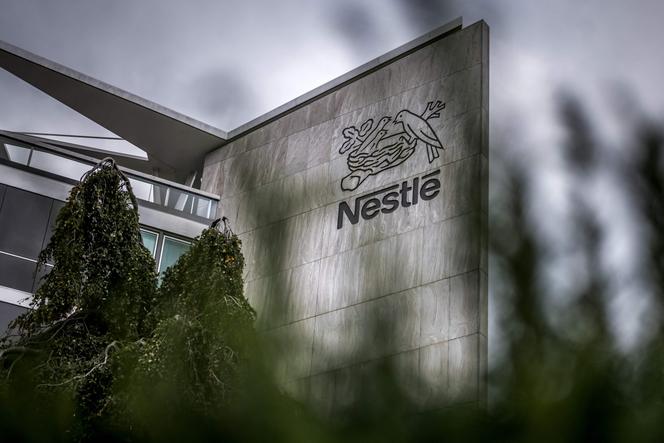 Logo du géant de l’alimentation Nestlé, sur la façade de son siège social à Vevey, dans l’ouest de la Suisse, le 14 octobre 2025.