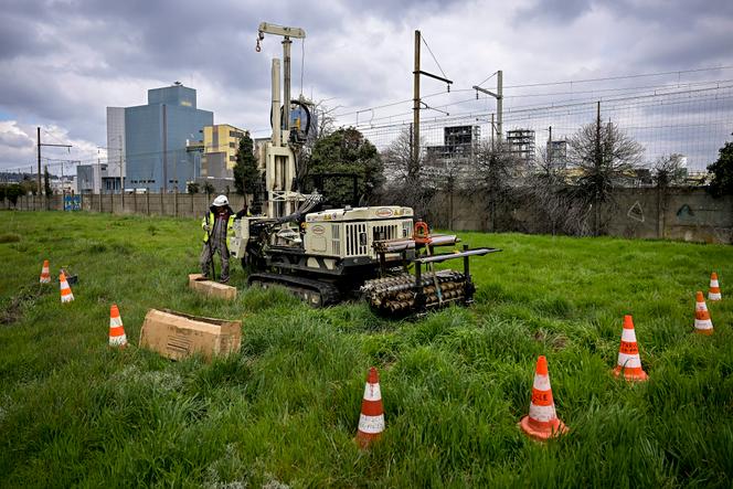 Operação de testemunhagem, em Oullins-Pierre-Bénite (Rhône), para análise do solo no âmbito de um estudo científico sobre PFAS, 27 de março de 2025.