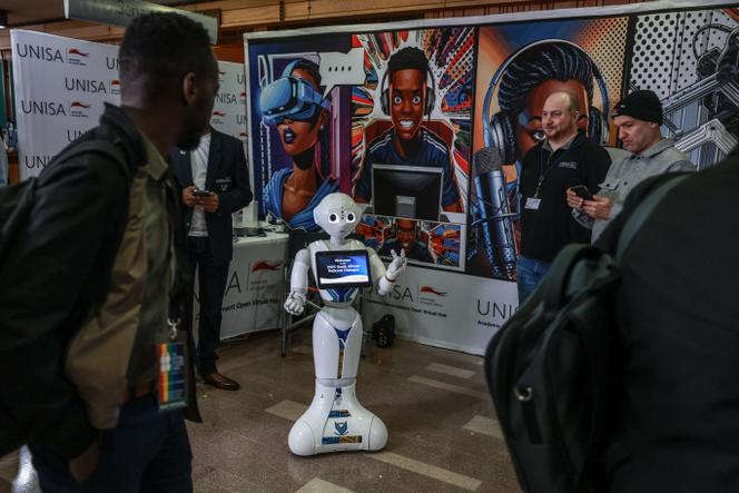Le robot humanoïde Lwazi, doté d’intelligence artificielle, lors de la convention sur le «&nbsp;dialogue national&nbsp;», dans l’université d’Afrique du Sud de Pretoria, le 15&nbsp;août 2025.