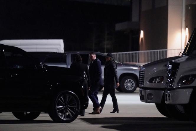 Tulsi Gabbard (à droite), directrice du renseignement national des Etats-Unis quitte le centre opérationnel et de coordination des élections du comté de Fulton après une perquisition menée par le FBI dans le cadre de l’enquête sur l’élection de 2020, à Union City (Géorgie), le 28&nbsp;janvier&nbsp;2026.