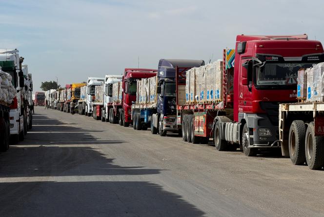 Des camions transportant de l’aide humanitaire et du carburant font la queue à la frontière de Rafah, côté égyptien, pour entrer dans la bande de Gaza, le 29 janvier 2026. 