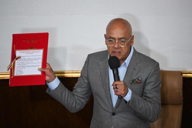 Le président de l’Assemblée nationale du Venezuela, Jorge Rodriguez, tient un exemplaire du projet de loi de réforme sur les hydrocarbures, à l’Assemblée nationale, à Caracas, le 29 janvier 2026.