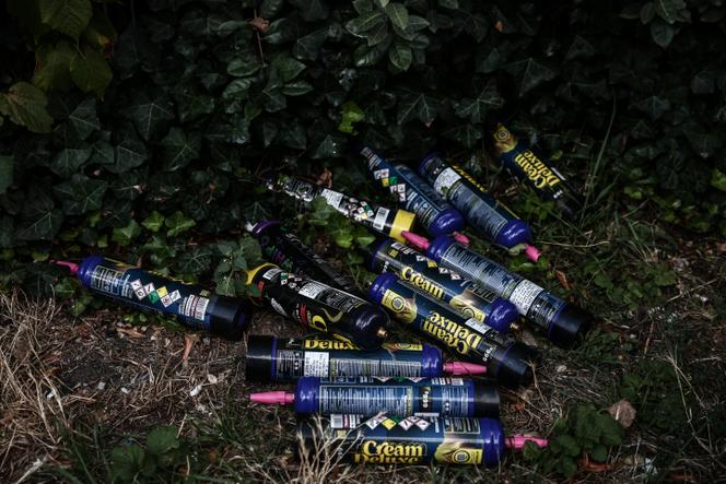Des bouteilles de protoxyde d’azote, à Melun (Seine-et-Marne), le 22 août 2025.