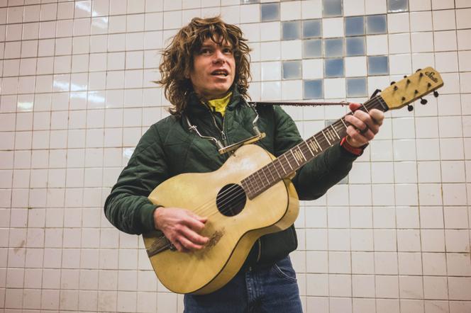Jesse Welles, dans le métro de New York, en février 2025.