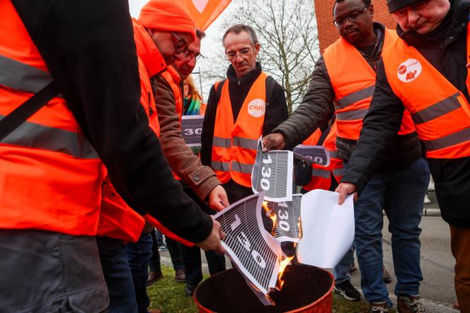 Lors d’une mobilisation des adhérents de la CFDT contre la fermeture annoncée de l’usine Sogefi, à Sin-le-Noble (Nord), le 15 décembre 2025.