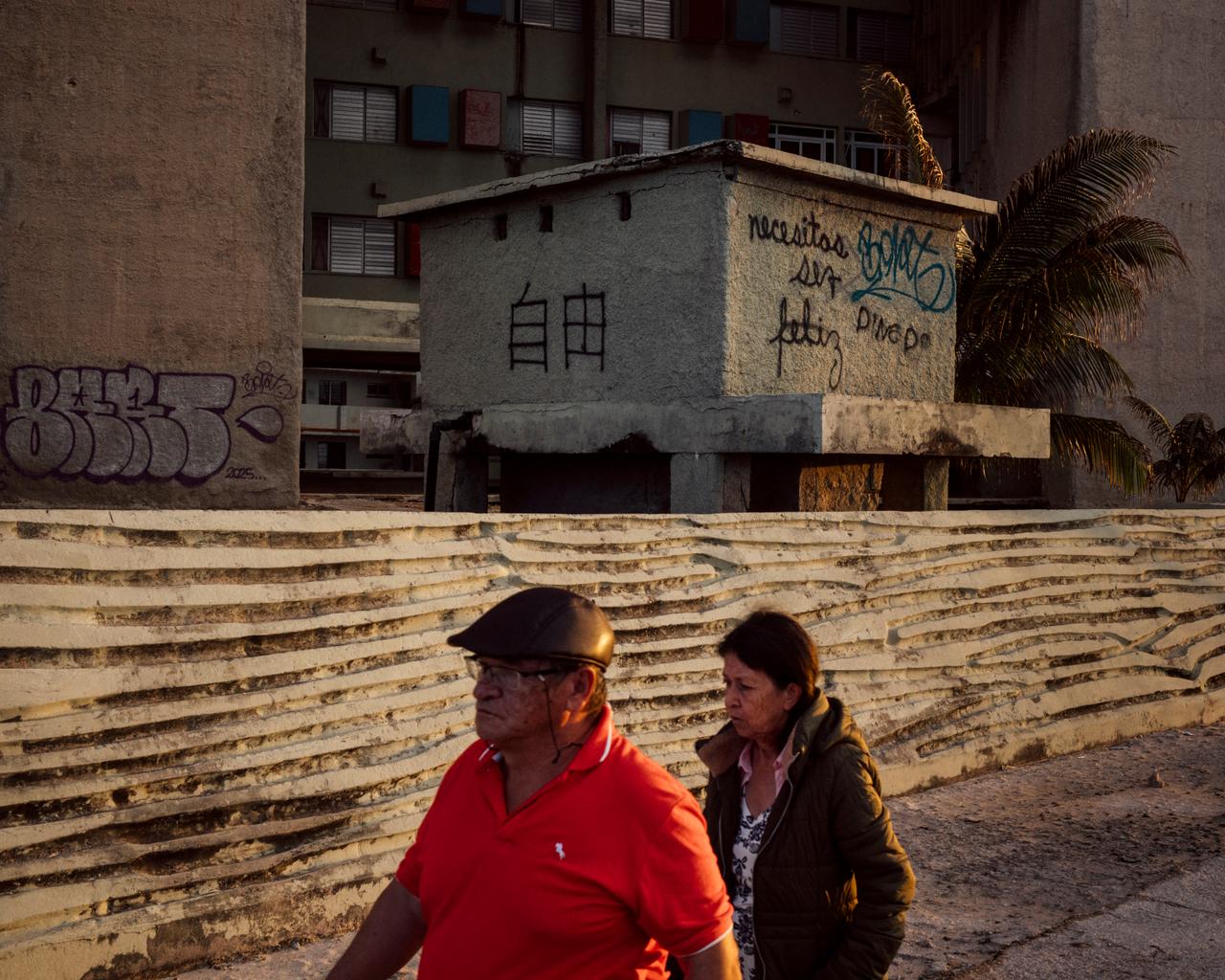 Des graffitis signifiant « liberté » en idéogrammes chinois et « tu dois être heureux » en espagnol, sur le mur d’une structure du Malecon, à La Havane, à Cuba, le 4 janvier 2026.