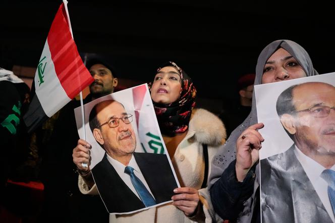 Des femmes brandissent des portraits de l’ancien premier ministre, Nouri Al-Maliki, lors d’une manifestation contre le président Donald Trump sur un pont menant à la «&nbsp;zone verte&nbsp;» fortifiée où se trouve l’ambassade américaine à Bagdad, le 29&nbsp;janvier 2026. 