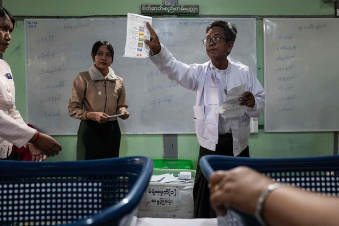 Dans un bureau de vote à Mandalay (Birmanie), le 25&nbsp;janvier 2026.