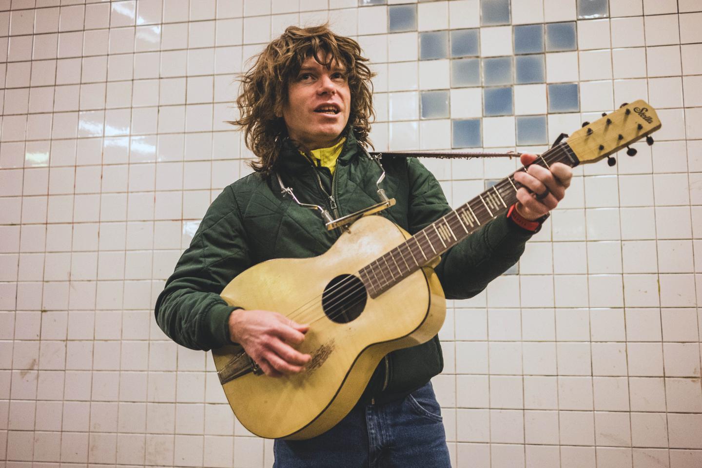 Avec Jesse Welles, le « protest » folk à la Woody Guthrie revient par TikTok Avec Jesse Welles, le « protest » folk à la Woody Guthrie revient par TikTok