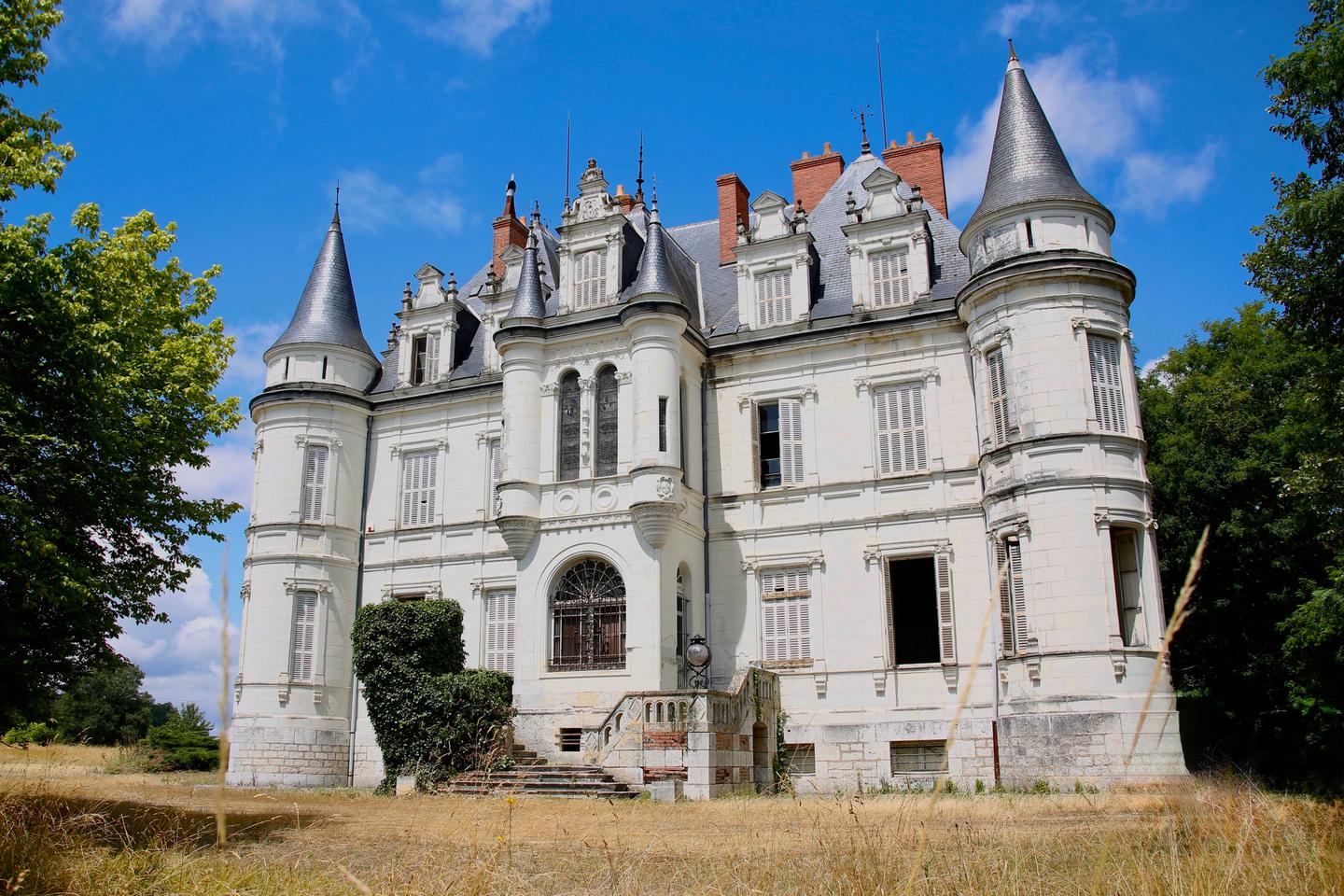 « On est assez fous pour croire qu’on peut relever ce défi, pièce par pièce » : les néochâtelains, as de la débrouille et seigneurs de la rénovation « On est assez fous pour croire qu’on peut relever ce défi, pièce par pièce » : les néochâtelains, as de la débrouille et seigneurs de la rénovation