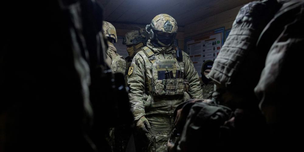 Des militaires ukrainiens de la 18e brigade de Sloviansk de la Garde nationale d’Ukraine, dans un lieu tenu secret de la région de Donetsk, le 28 janvier 2026 - TETIANA DZHAFAROVA/AFP