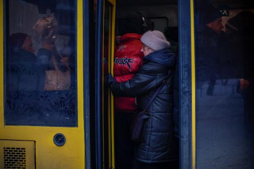 Des usagers s’entassent dans un bus bondé, à Kiev, le 30 janvier 2026.