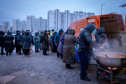 Des habitants privés d’électricité font la queue pour recevoir des repas chauds gratuits, dans un quartier résidentiel de Kiev, le 30 janvier 2026.