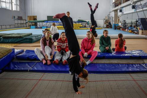 Exercice d’acrobatie, dans une salle de gymnastique à Kiev, le 29 janvier 2026.