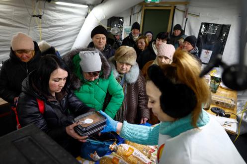Distribution de repas chauds sous la tente d’un centre d’aide humanitaire, à Kiev, le 30 janvier 2026.