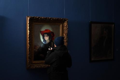 Une toile éclairée à l’aide d’un téléphone, lors d’une coupure de courant au Musée national d’art d’Ukraine, à Kiev, le 30 janvier 2026.