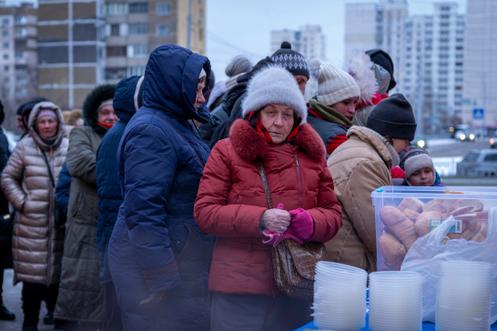 Dans un quartier résidentiel de Kiev, lors d’une distribution de repas chauds, le 30 janvier 2026.