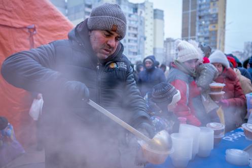 Distribution de repas chauds aux habitants d’un quartier résidentiel privé d’électricité, à Kiev, le 30 janvier 2026.