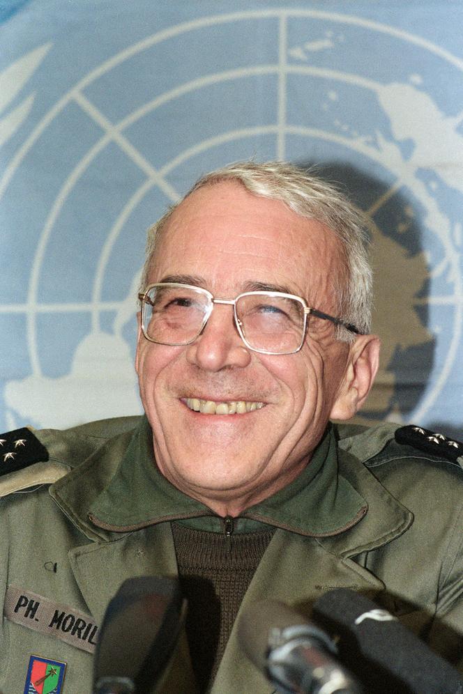  Le général Philippe Morillon, alors chef des forces de l’ONU en Bosnie-Herzégovine, lors d’une conférence de presse à Sarajevo, le 6 mars 1993. 