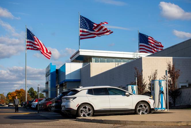 Des voitures électriques Chevrolet, chez un concessionnaire, à Southfield (Michigan, Etats-Unis), le 29 octobre 2025.