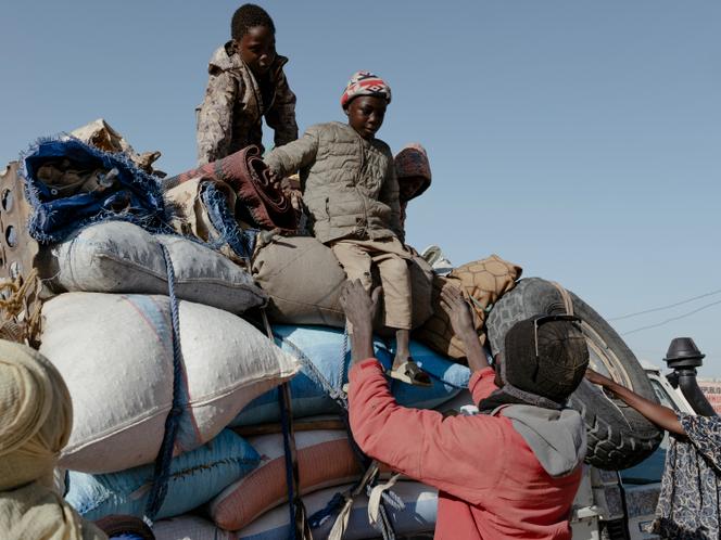 Une famille soudanaise ayant fui le Darfour vient s'enregistrer au poste-frontière de Tiné, au Tchad, le 21&nbsp;janvier 2026.
