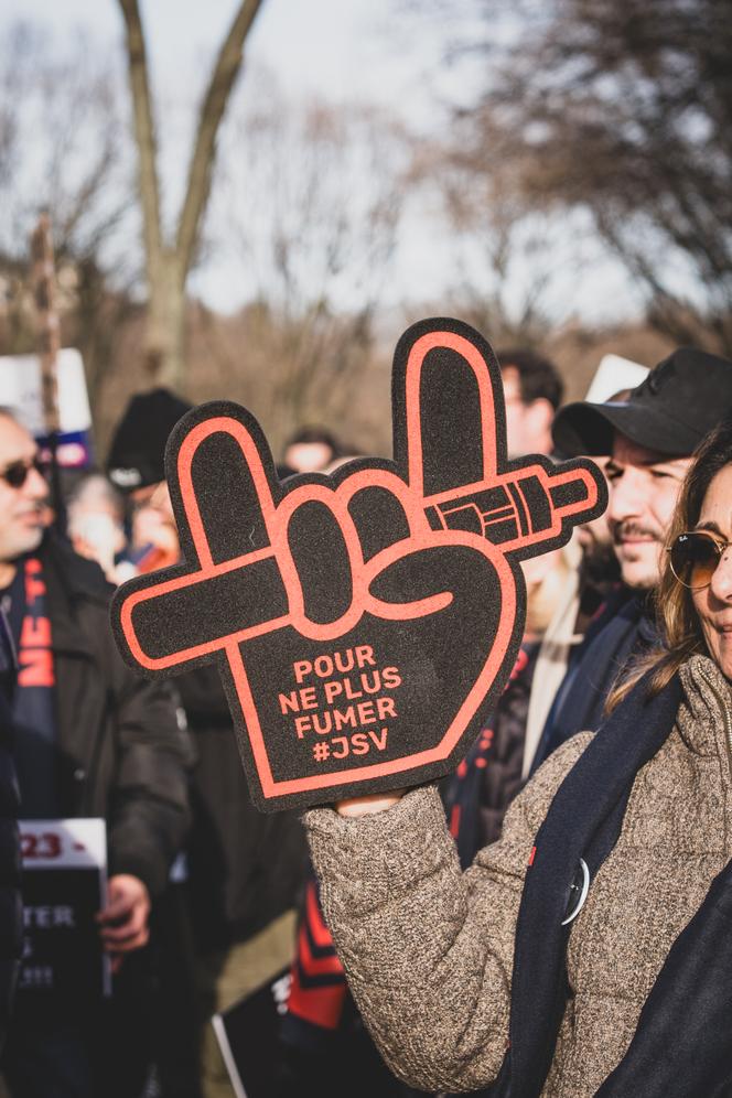 Lors d’une manifestation contre l’article 23 du PLF sur le vapotage, à Paris, le 9 décembre 2025.