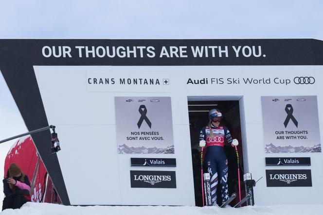 L’Américaine Lindsey Vonn prend le départ de la descente féminine de la manche de Coupe du monde de ski alpin, à Crans-Montana (Suisse), le 30 janvier 2026. « Nos pensées sont avec vous » peut-on lire, en hommage aux victimes de l’incendie du bar Le Constellation, le 1ᵉʳ janvier.