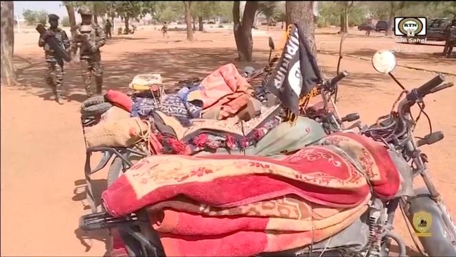 Des motos saisies aux membres d’une attaque contre l’aéroport international de Niamey, le 29 janvier 2026, dans cette capture d’écran tirée de la télévision d’Etat nigérienne RTN.