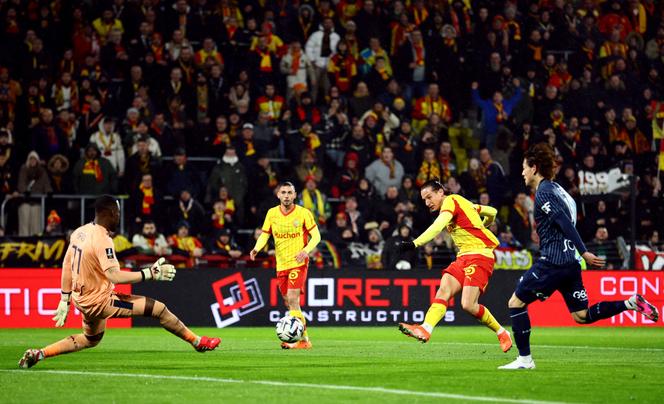 La tentative du Lensois Florian Thauvin (maillot jaune) est repoussée par le gardien havrais, Lionel Mpasi, au stade Bollaert-Delelis, à Lens, le 30&nbsp;jenvier 2026.