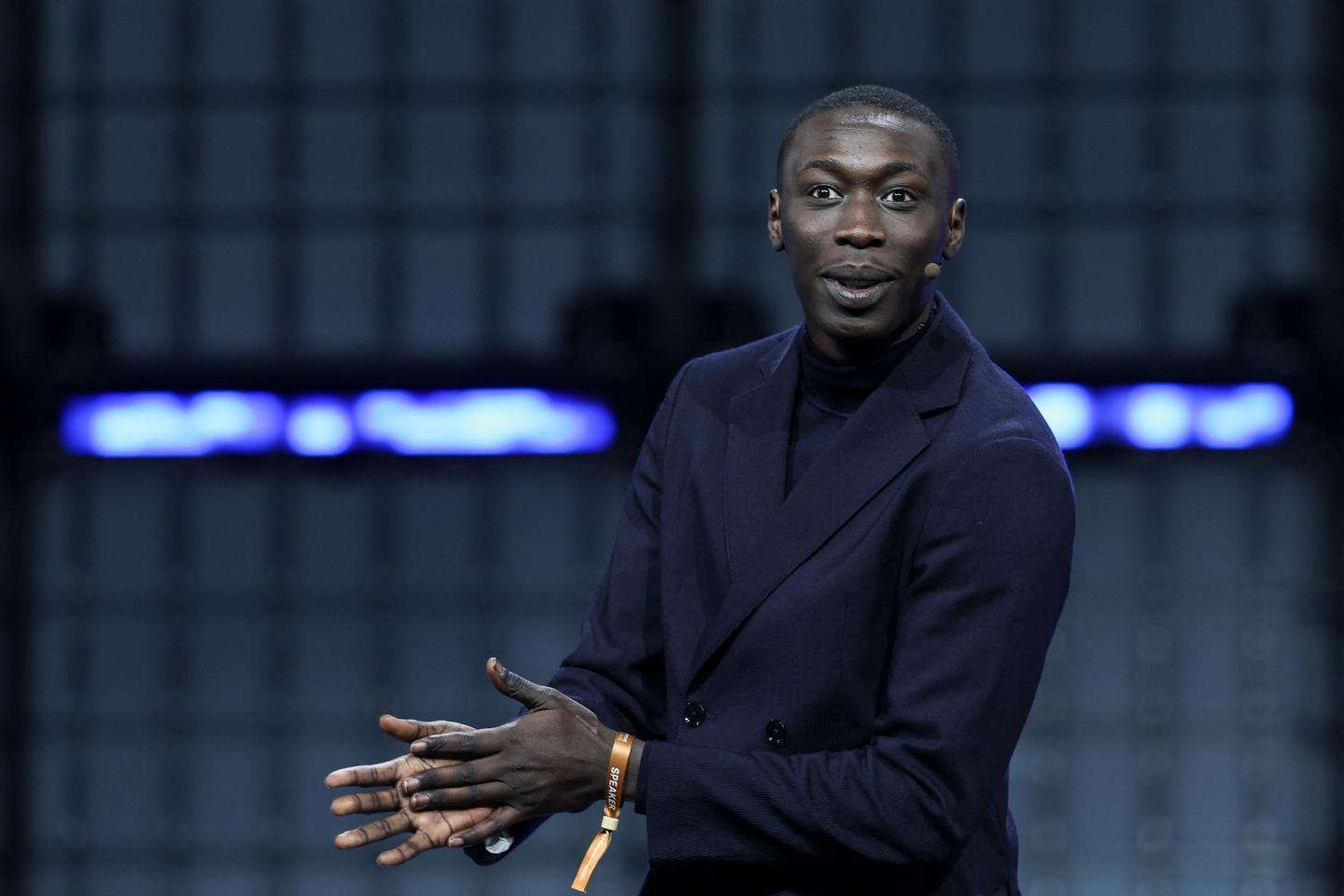 Un clone IA et une société cotée en Bourse : l’irrésistible ascension du tiktokeur sénégalais Khaby Lame Un clone IA et une société cotée en Bourse : l’irrésistible ascension du tiktokeur sénégalais Khaby Lame